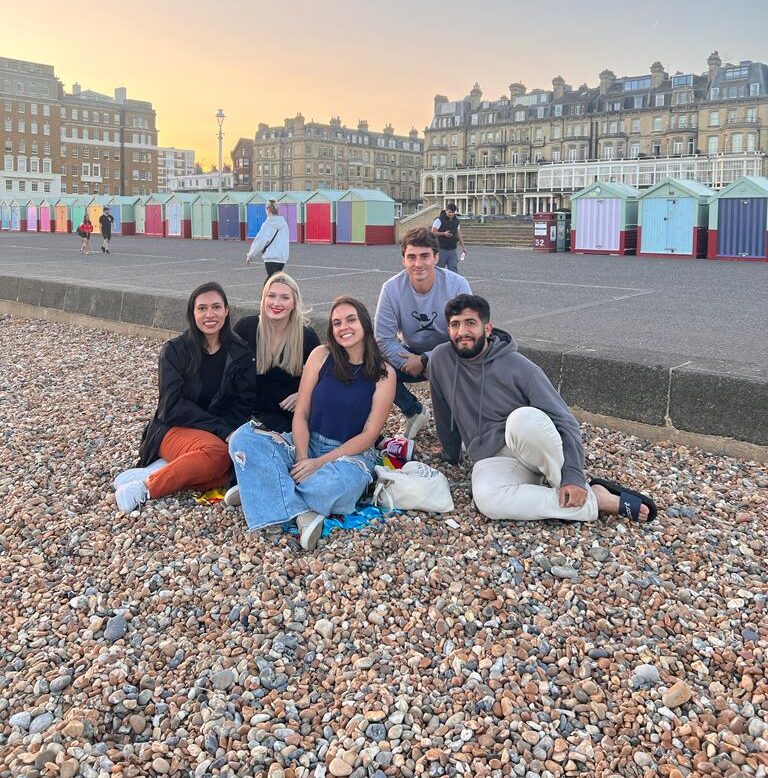 Brighton Sprachreise England - Freunde Strand